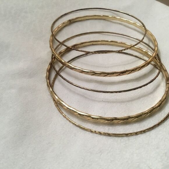 Bundle of 5 Goldtone Bangle Bracelets - Picture 4 of 7
